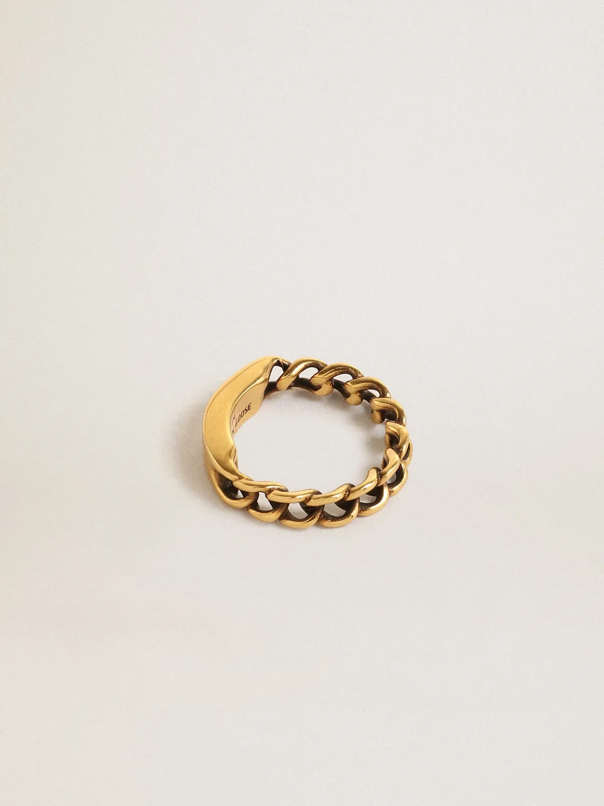 Anello di colore oro antico con maglie regolari